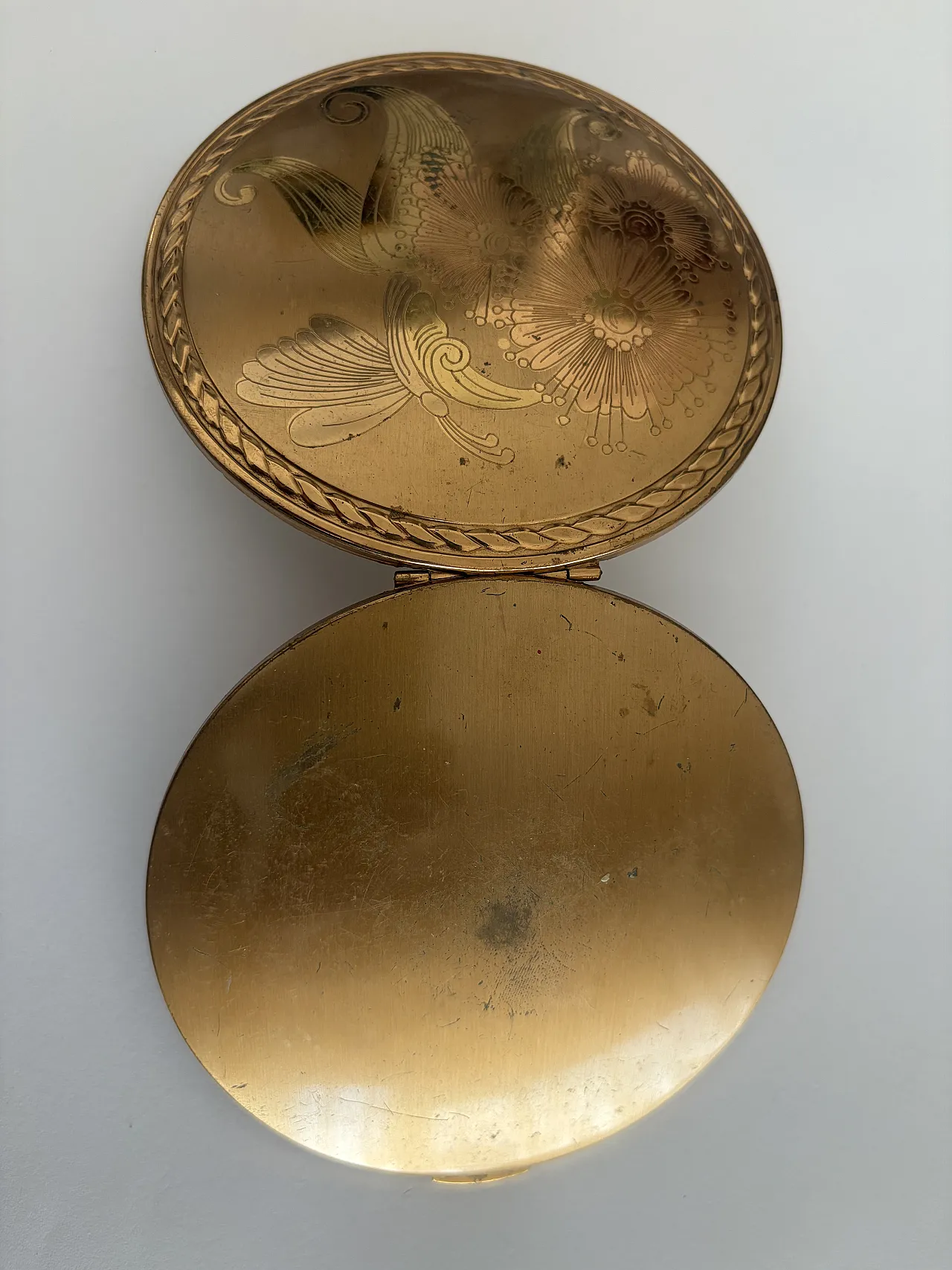 Gold floral powder compact, 50s 2