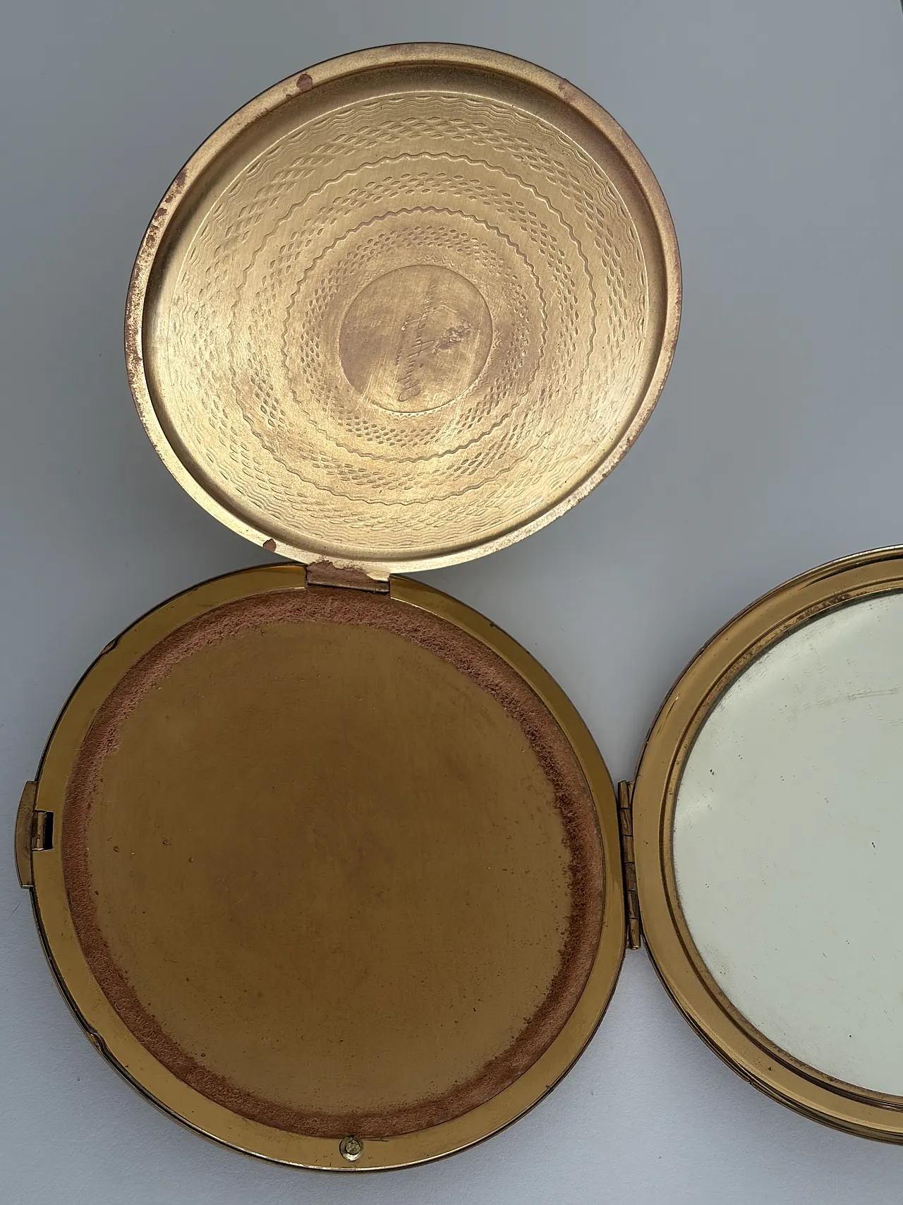 Gold floral powder compact, 50s 5