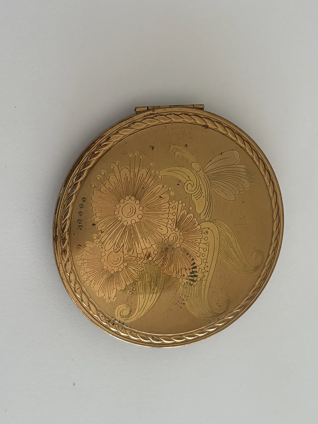 Gold floral powder compact, 50s 7