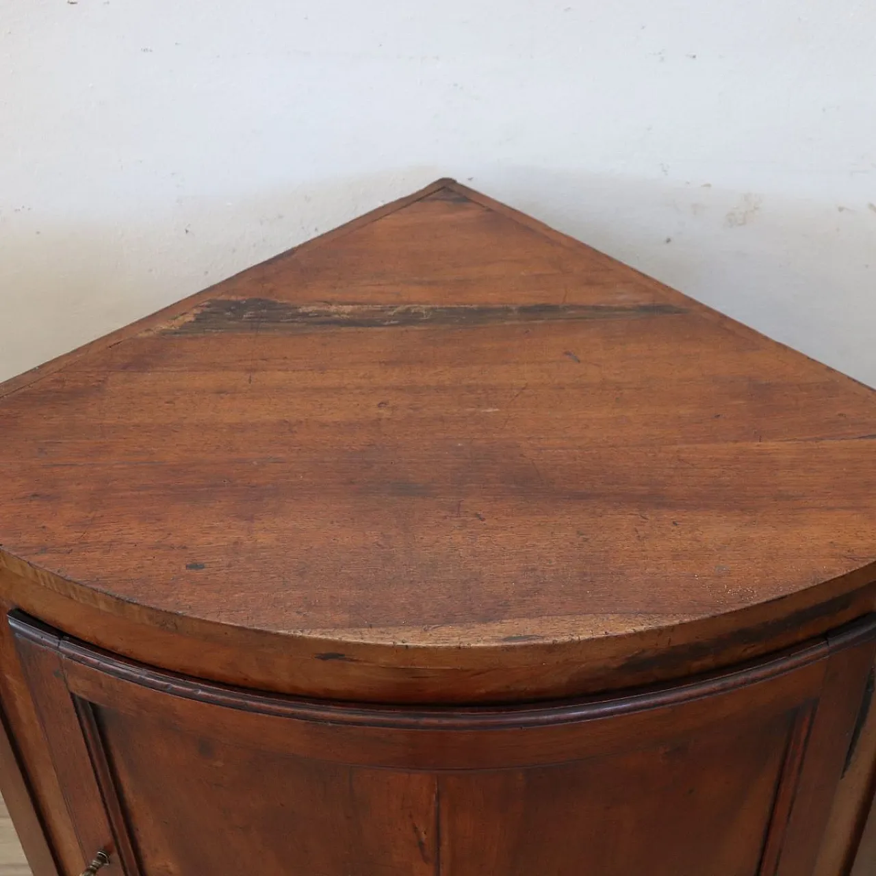 Pair of restored antique walnut corner cabinets, 18th century 18