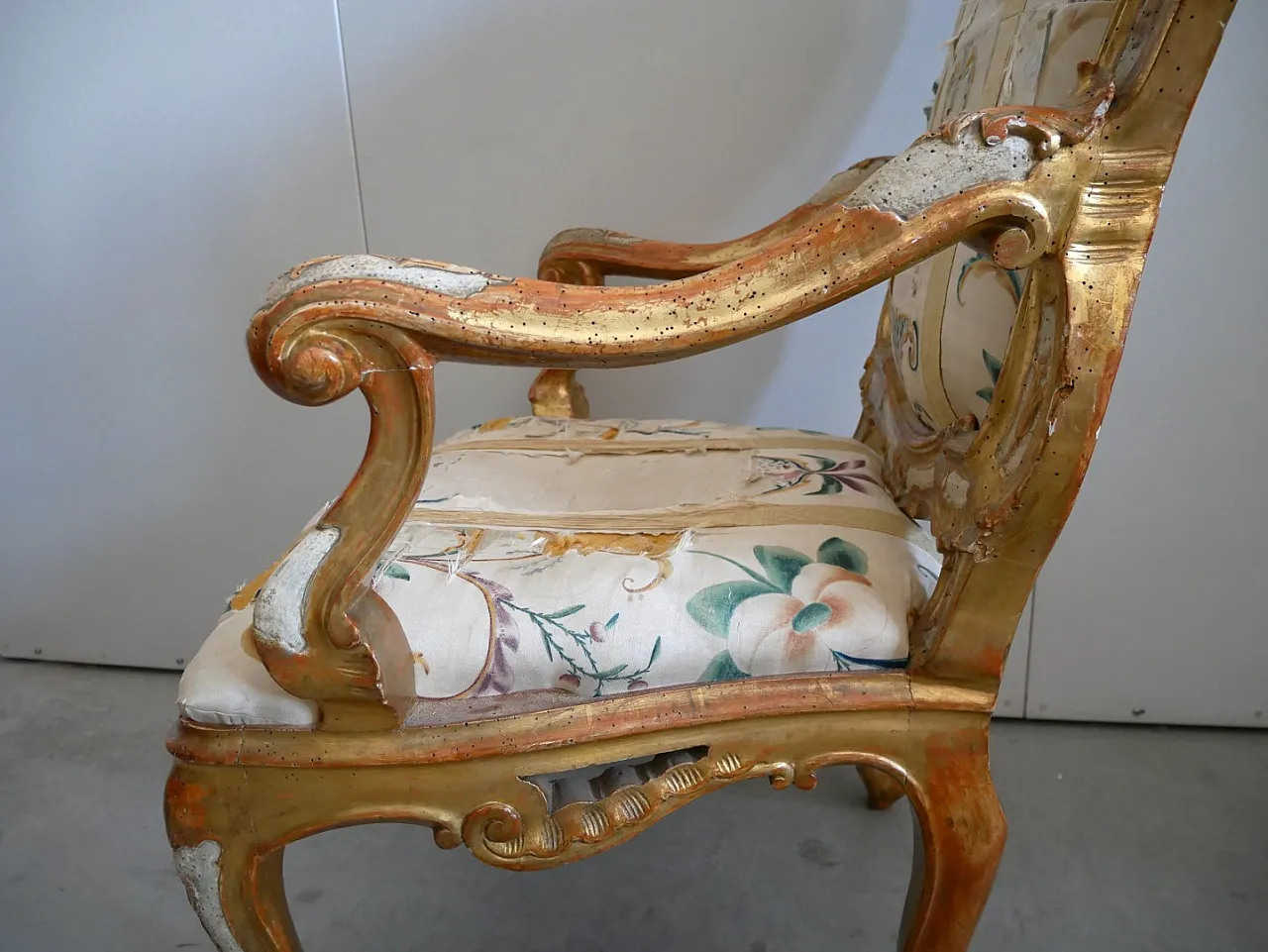 Venetian armchair, lacquered and gilded, 18th century 10