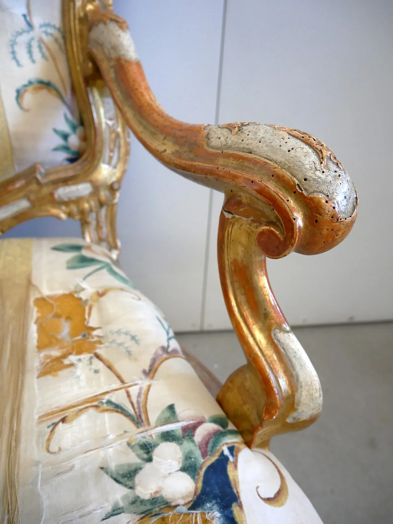 Venetian armchair, lacquered and gilded, 18th century 11