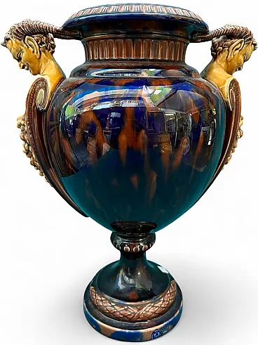 Vaso ad urna in maiolica Francia con satiri, fine '800