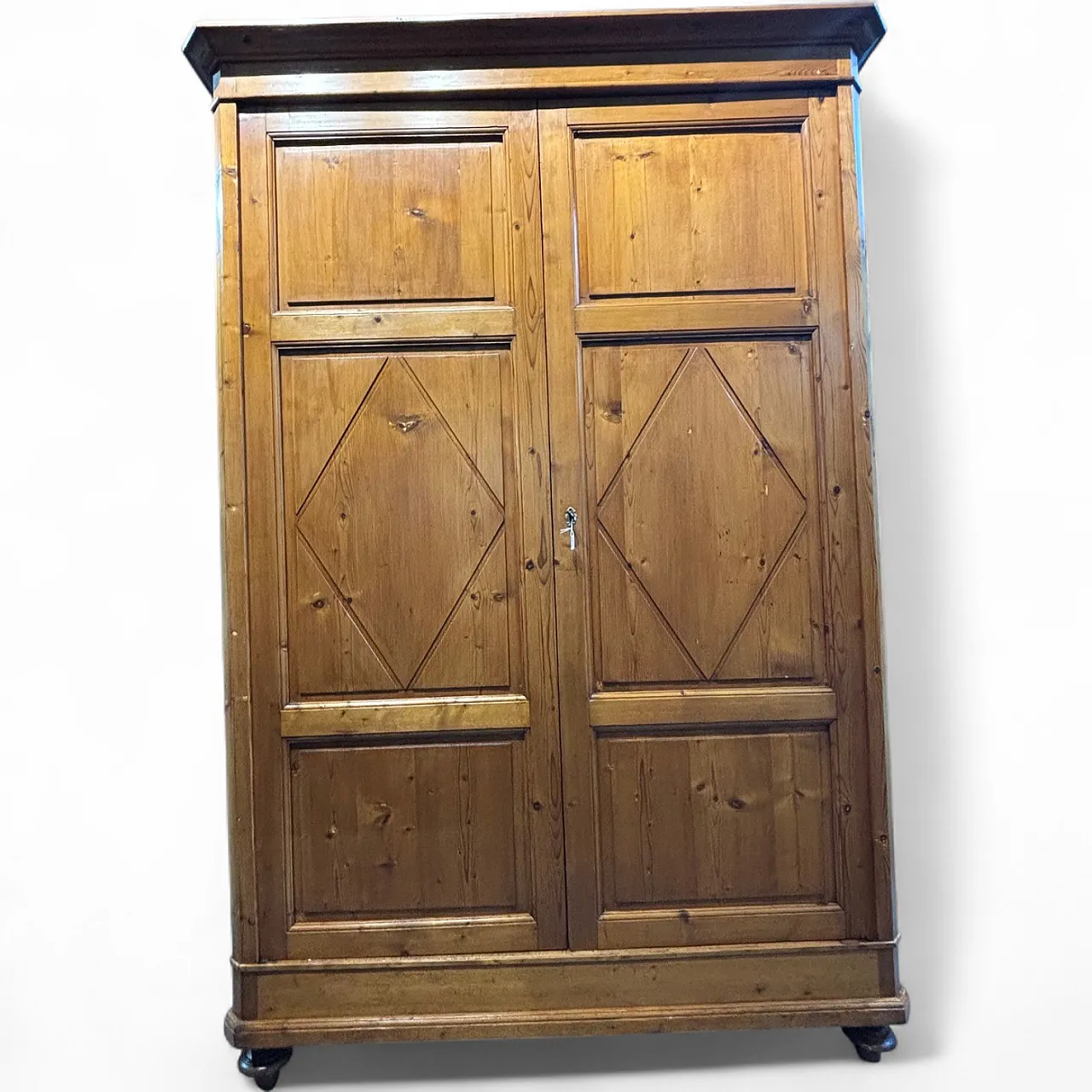 Antique Tuscan Sienese diamond-patterned wardrobe from 1850. Restored. 17