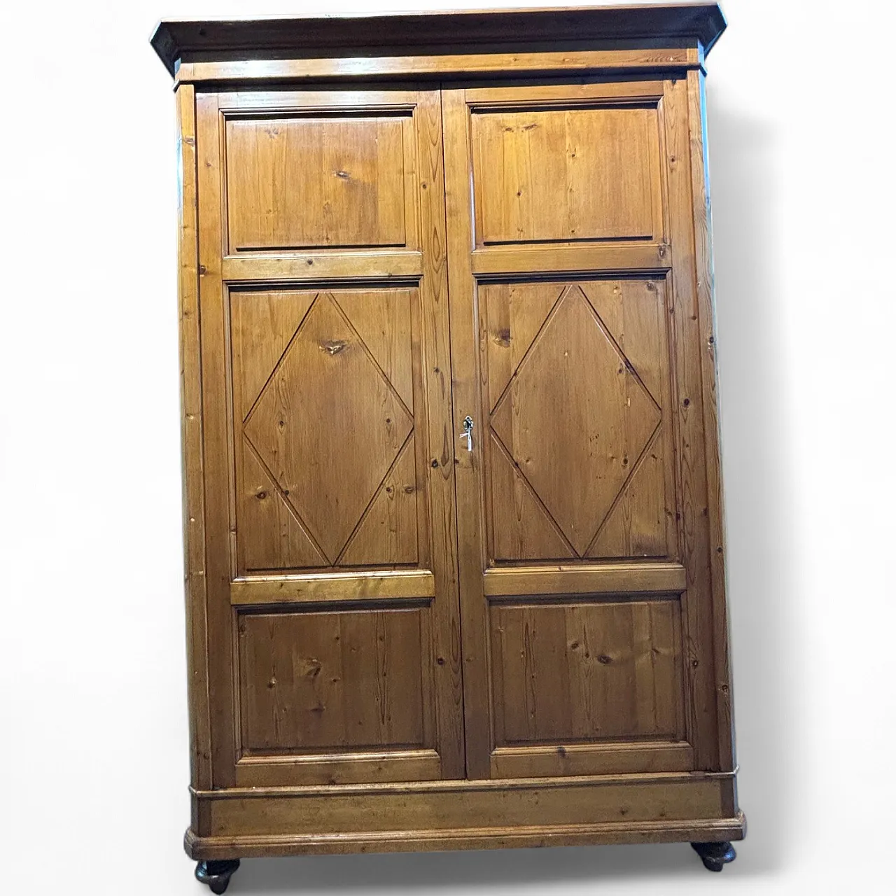 Antique Tuscan Sienese diamond-patterned wardrobe from 1850. Restored. 18