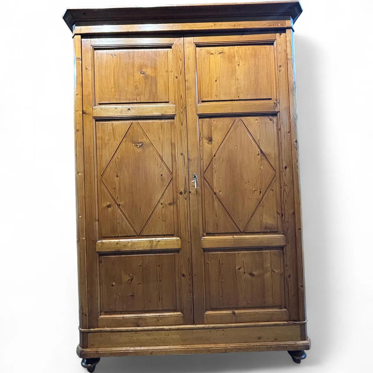 Antique Tuscan Sienese diamond-patterned wardrobe from 1850. Restored. 19
