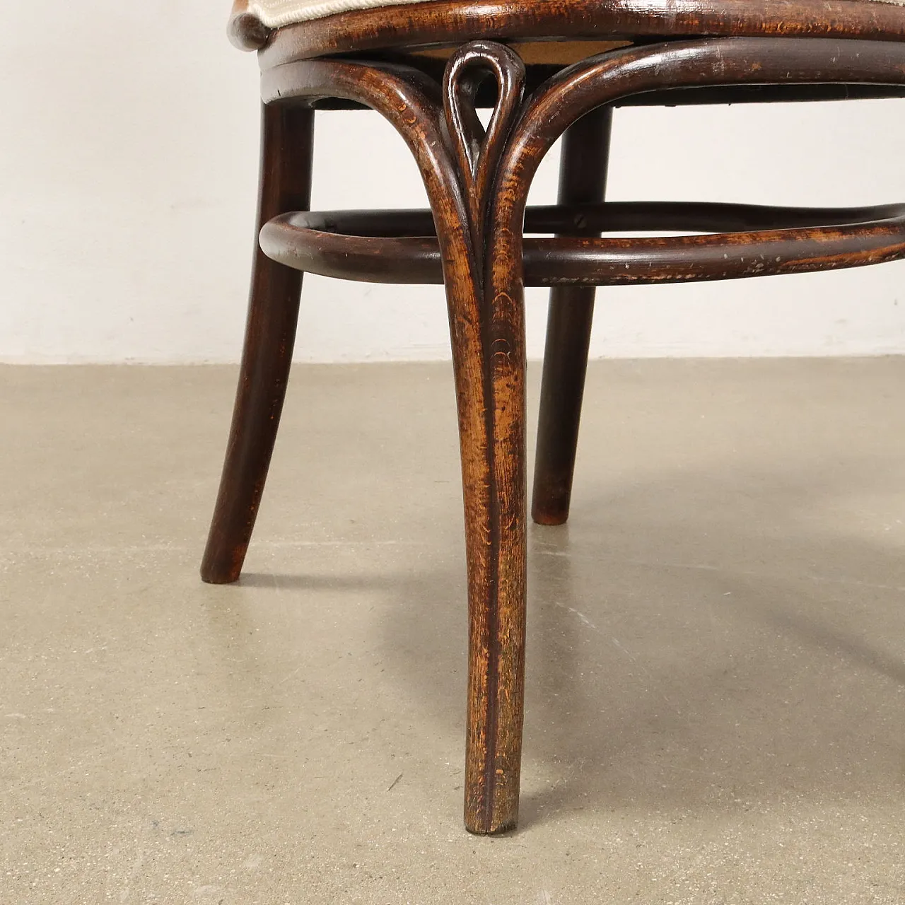 Pair of beech Thonet chairs, late 19th century 8