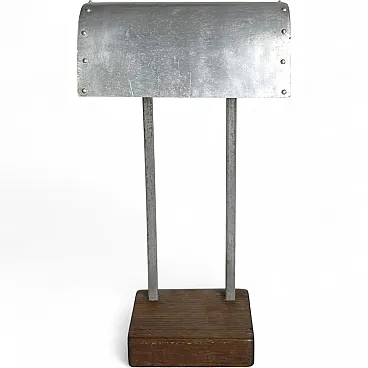 Lampada da tavolo con paralume in alluminio e base in legno, '900