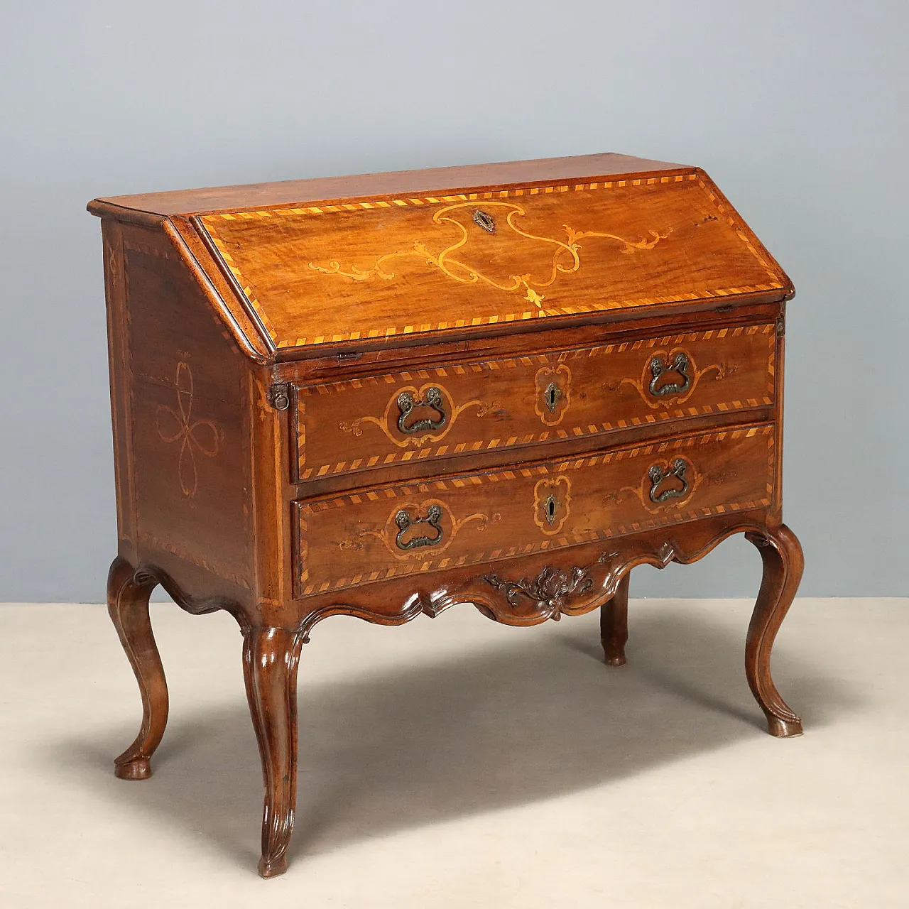 Baroque walnut chest of drawers with maple inlays, 18th century 1