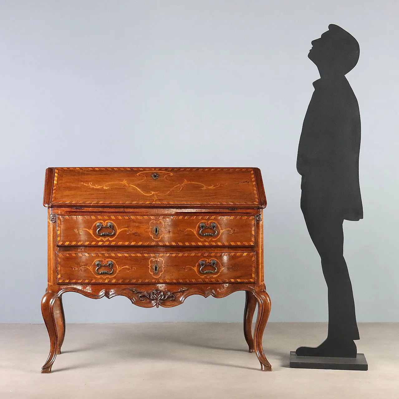 Baroque walnut chest of drawers with maple inlays, 18th century 2