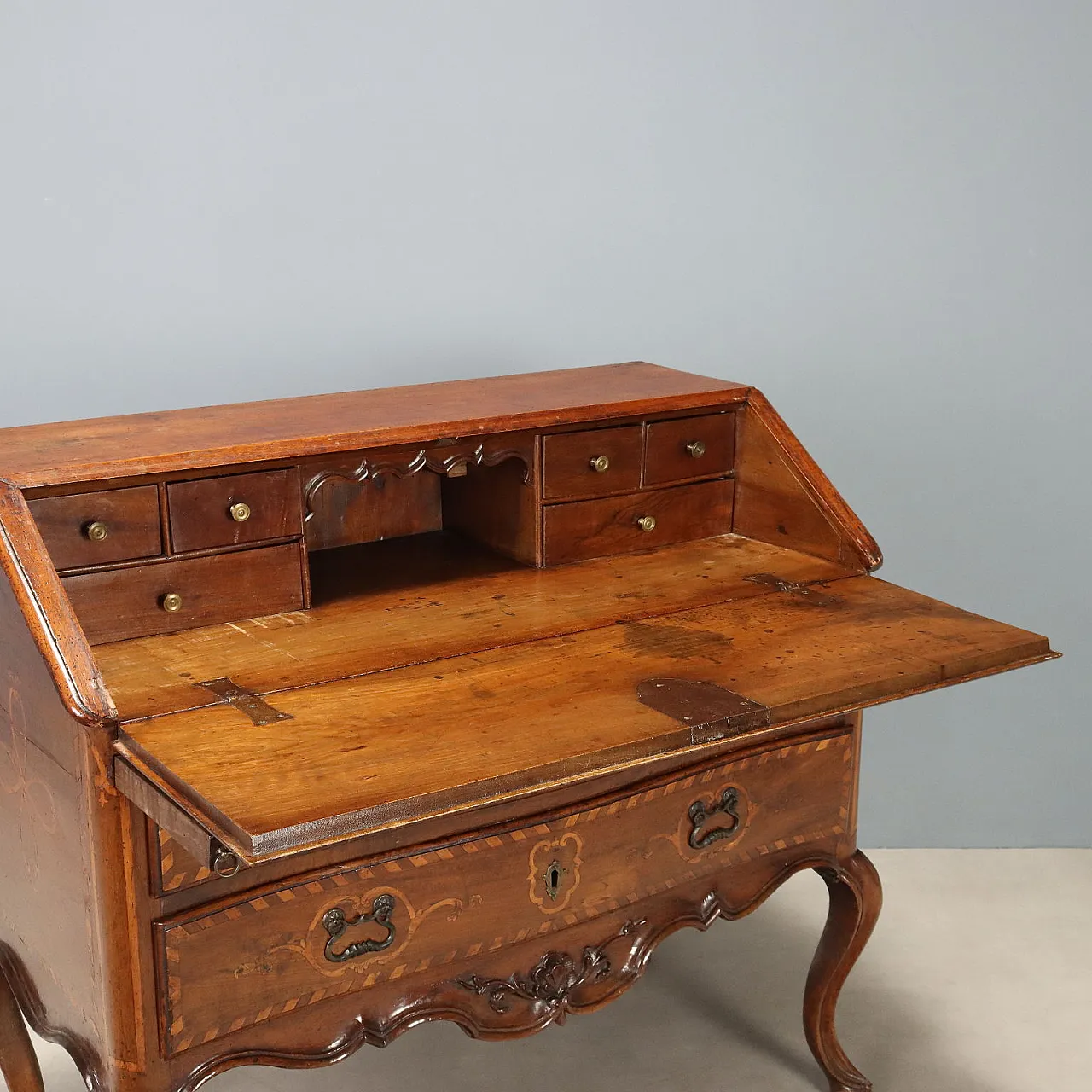 Baroque walnut chest of drawers with maple inlays, 18th century 3