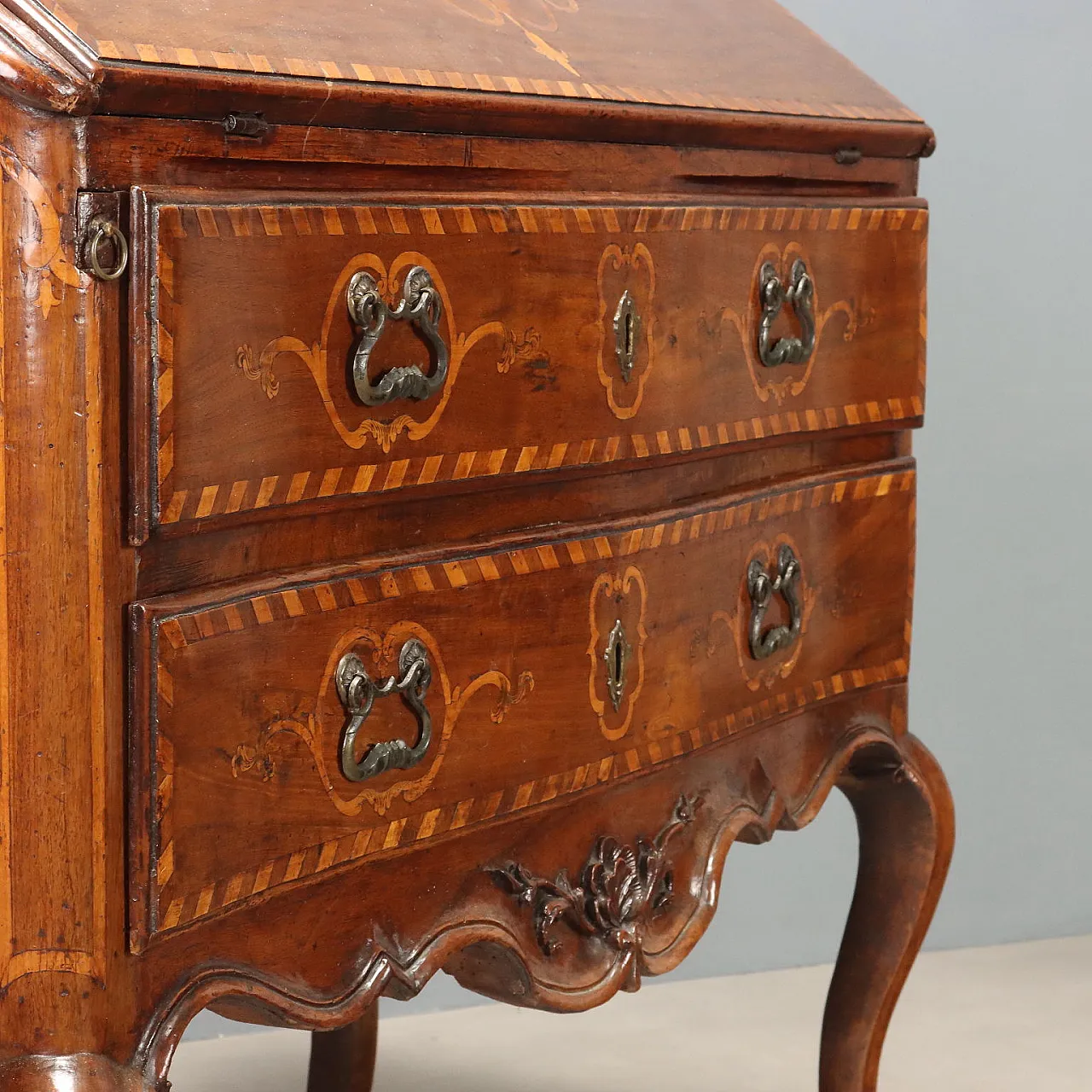 Baroque walnut chest of drawers with maple inlays, 18th century 4