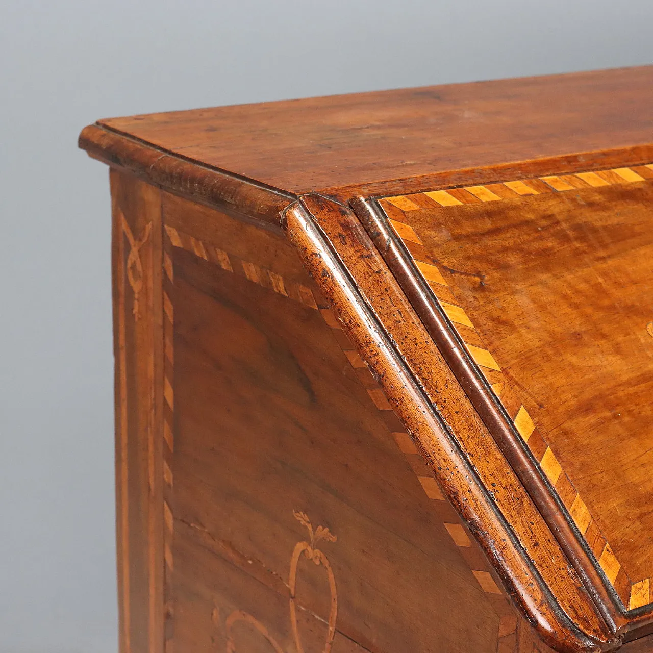 Baroque walnut chest of drawers with maple inlays, 18th century 5