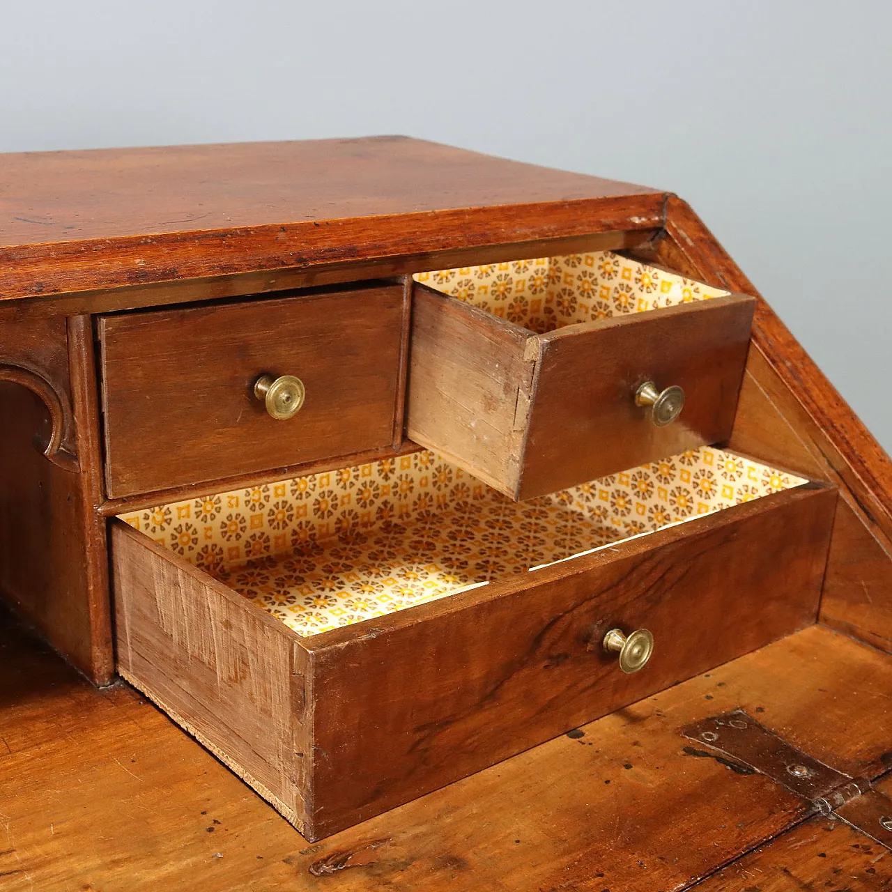 Baroque walnut chest of drawers with maple inlays, 18th century 6