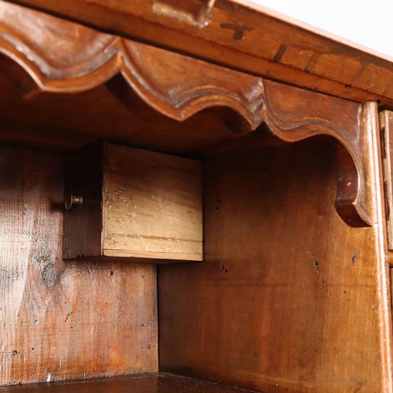 Baroque walnut chest of drawers with maple inlays, 18th century 7