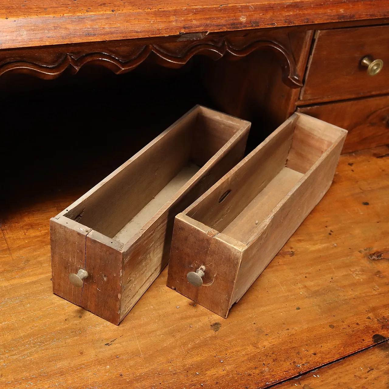 Baroque walnut chest of drawers with maple inlays, 18th century 8