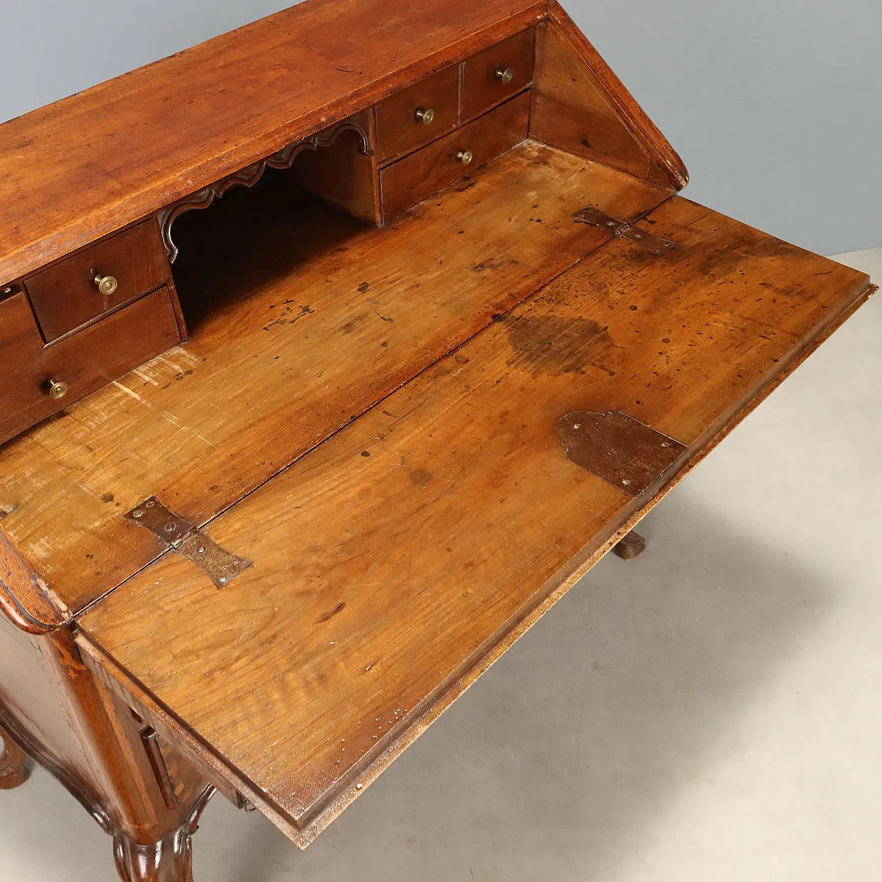 Baroque walnut chest of drawers with maple inlays, 18th century 9