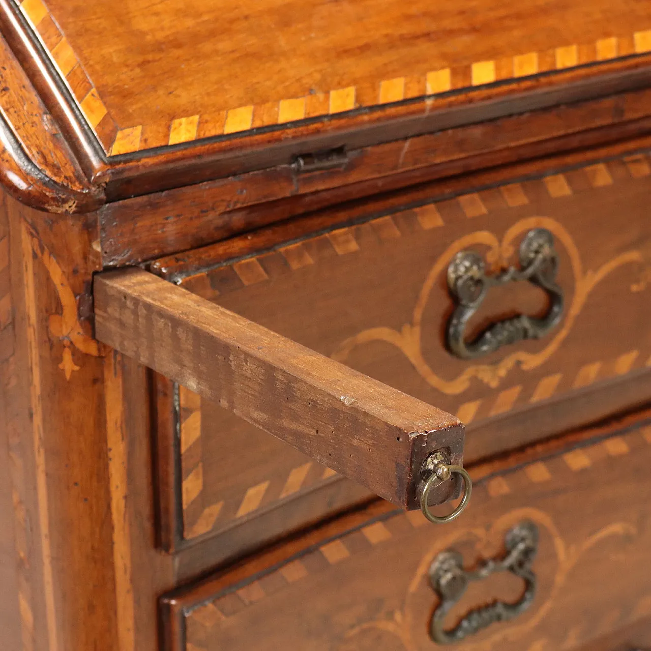 Baroque walnut chest of drawers with maple inlays, 18th century 10