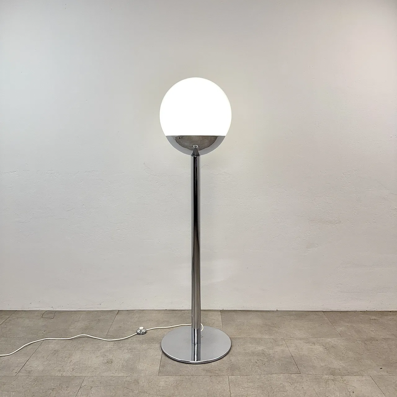 Lampada da terra cromata con globo vetro, Itallia anni '70 1