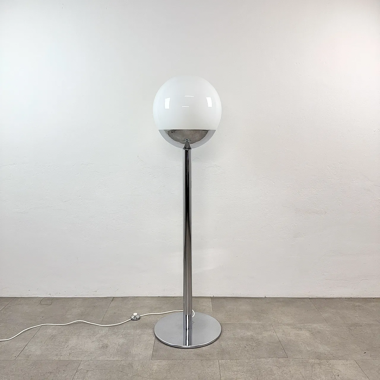 Lampada da terra cromata con globo vetro, Itallia anni '70 2