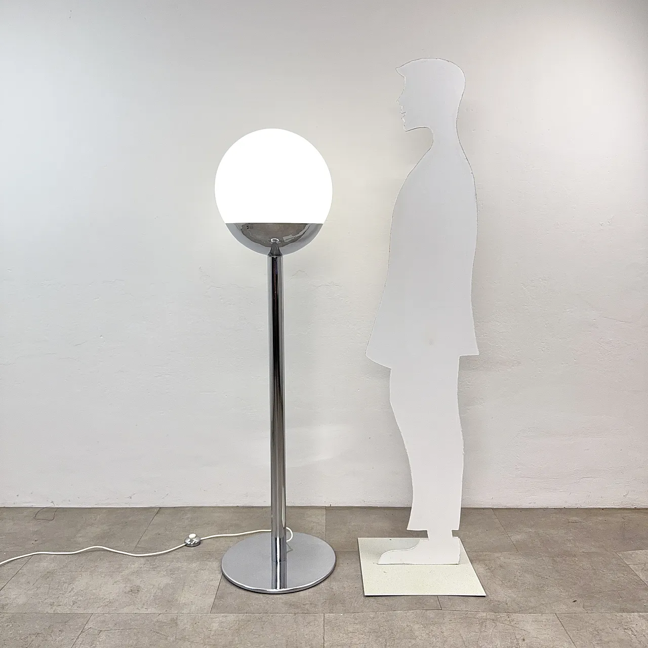 Lampada da terra cromata con globo vetro, Itallia anni '70 3
