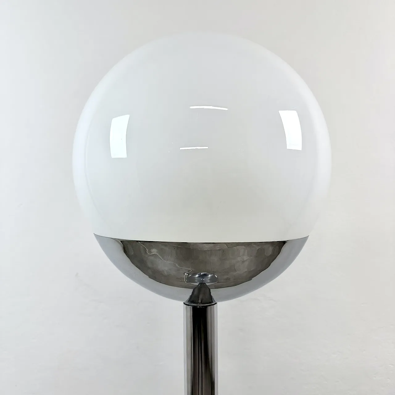 Lampada da terra cromata con globo vetro, Itallia anni '70 4