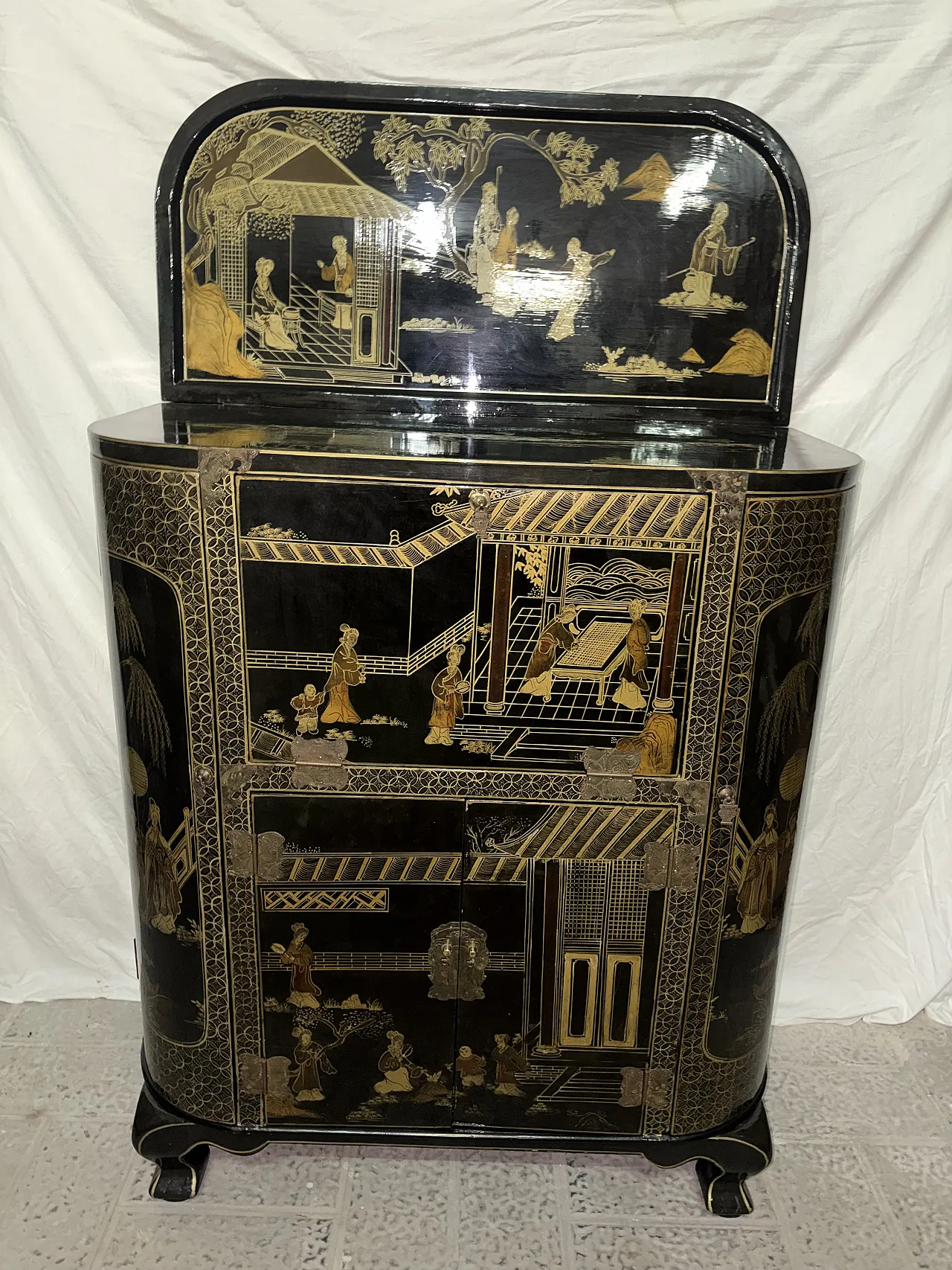 Chinese lacquered bar cabinet, 1910s 3
