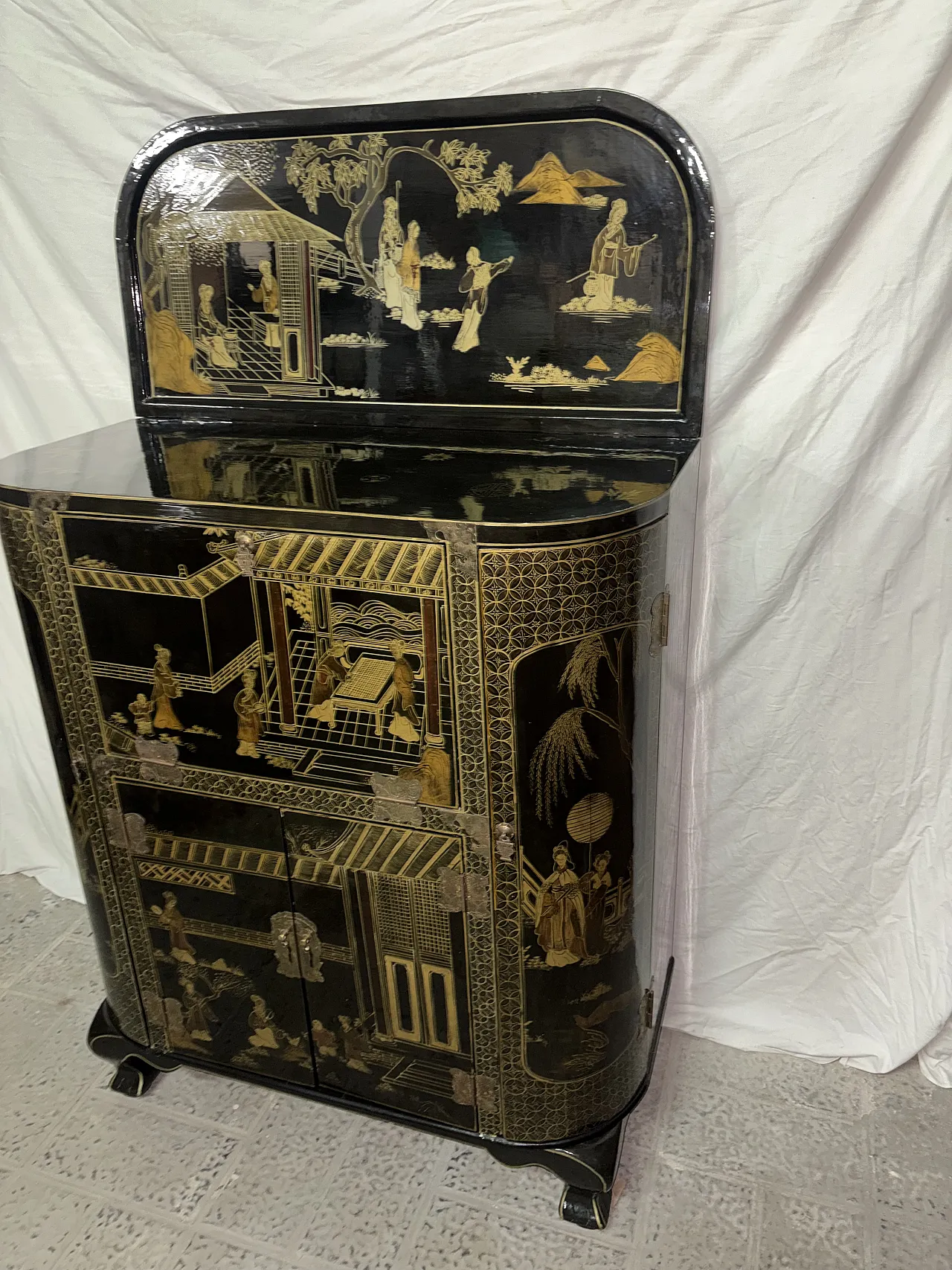 Chinese lacquered bar cabinet, 1910s 4
