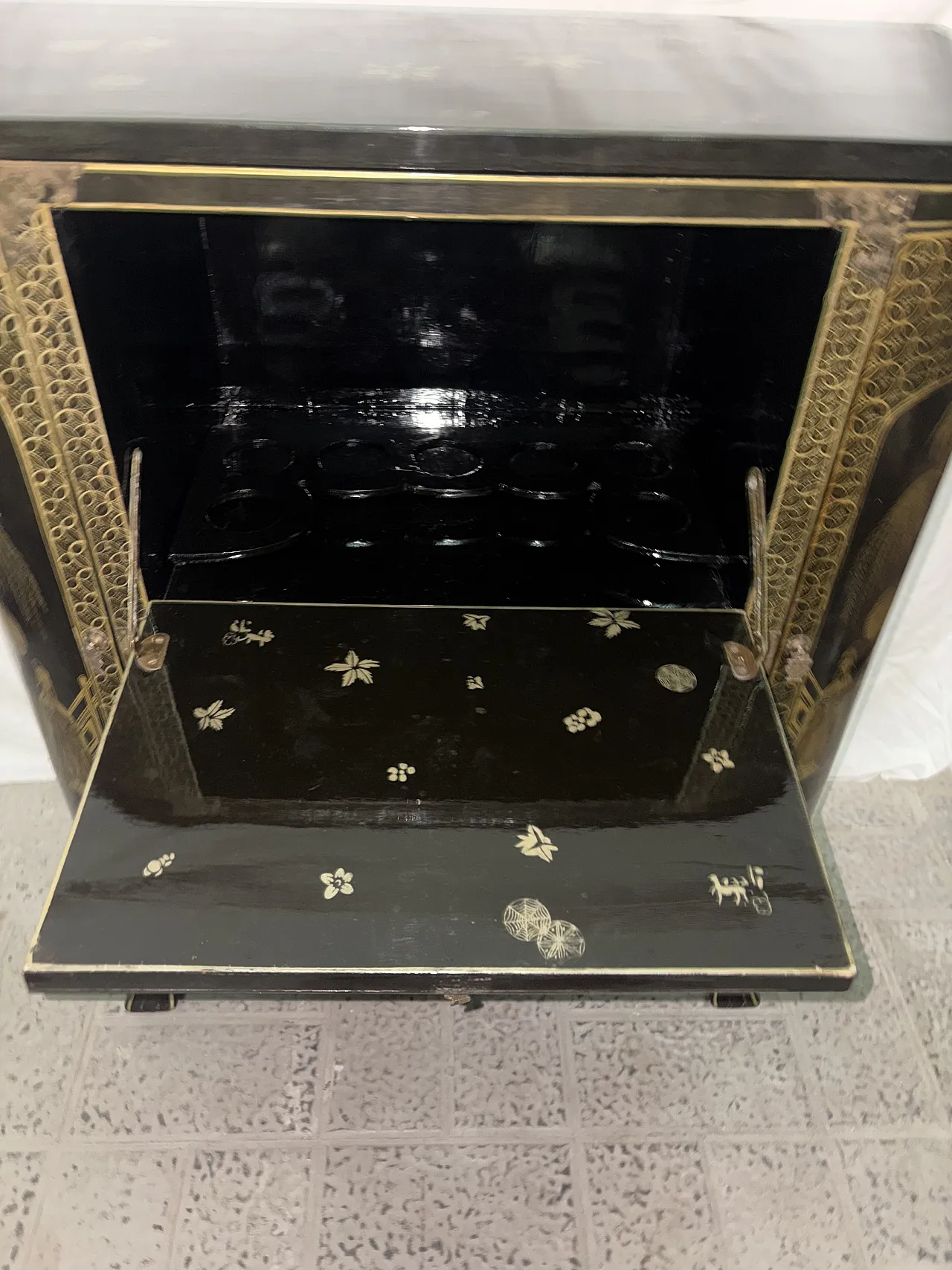 Chinese lacquered bar cabinet, 1910s 5