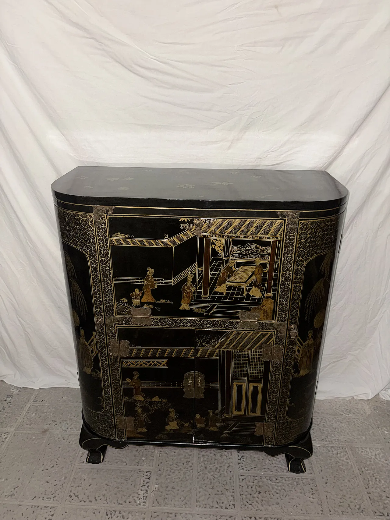 Chinese lacquered bar cabinet, 1910s 6