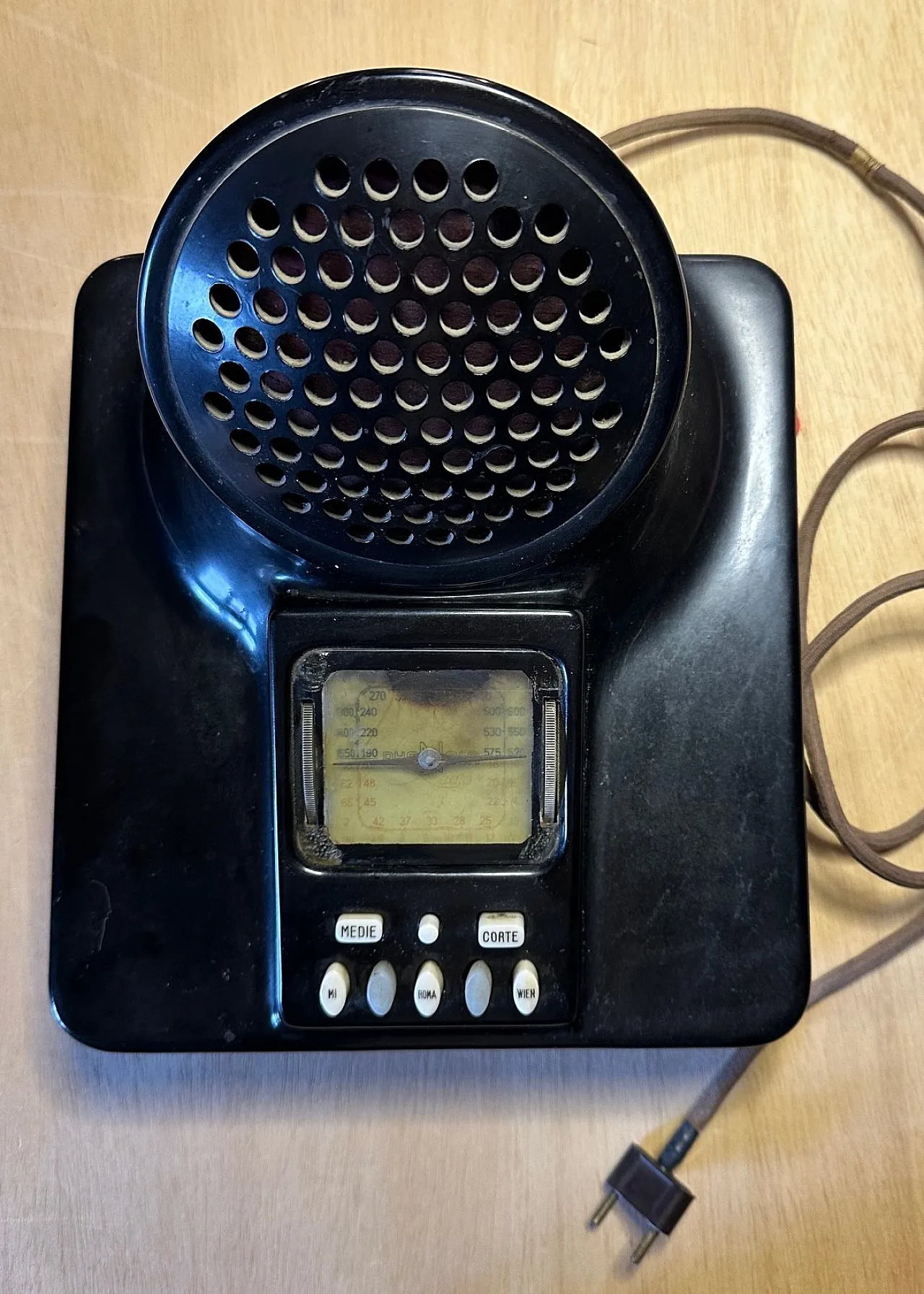 Castiglioni and Dominioni Phonola 547 Bakelite Radio 2