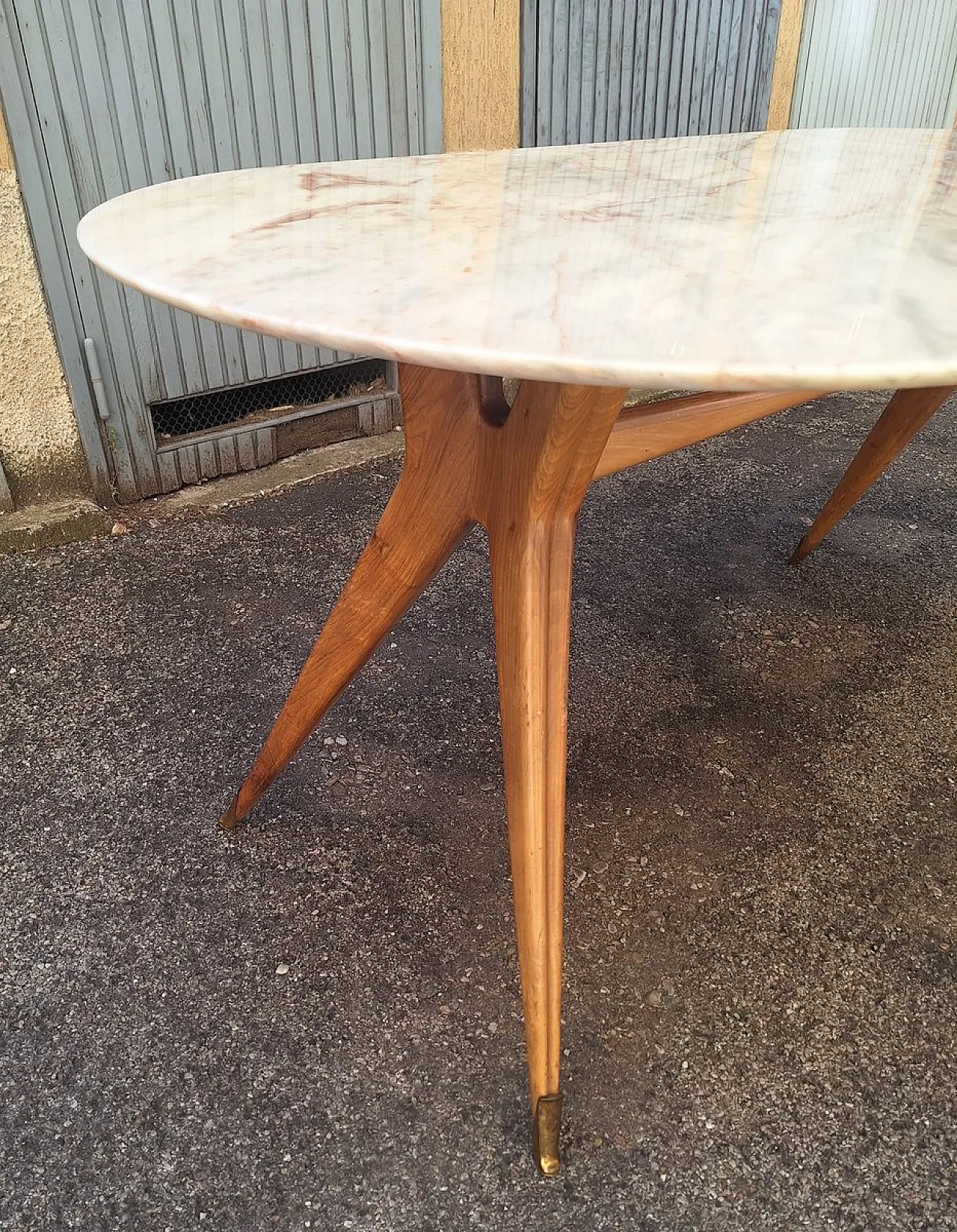 Tavolo in legno, finiture in ottone e ripiano in marmo, anni '50 5