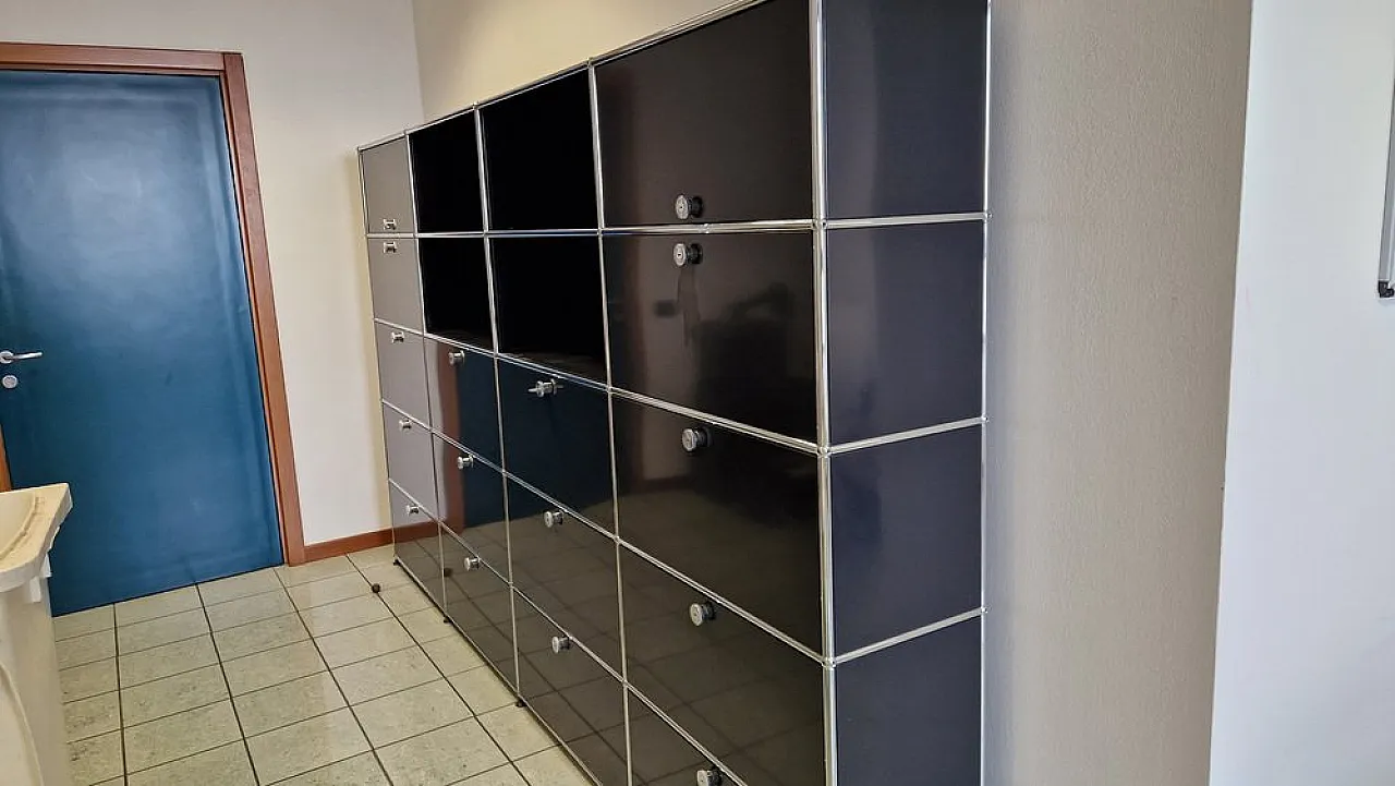Libreria a 4 moduli in metallo cromato e ferro blu di USM Haller, anni '70 2