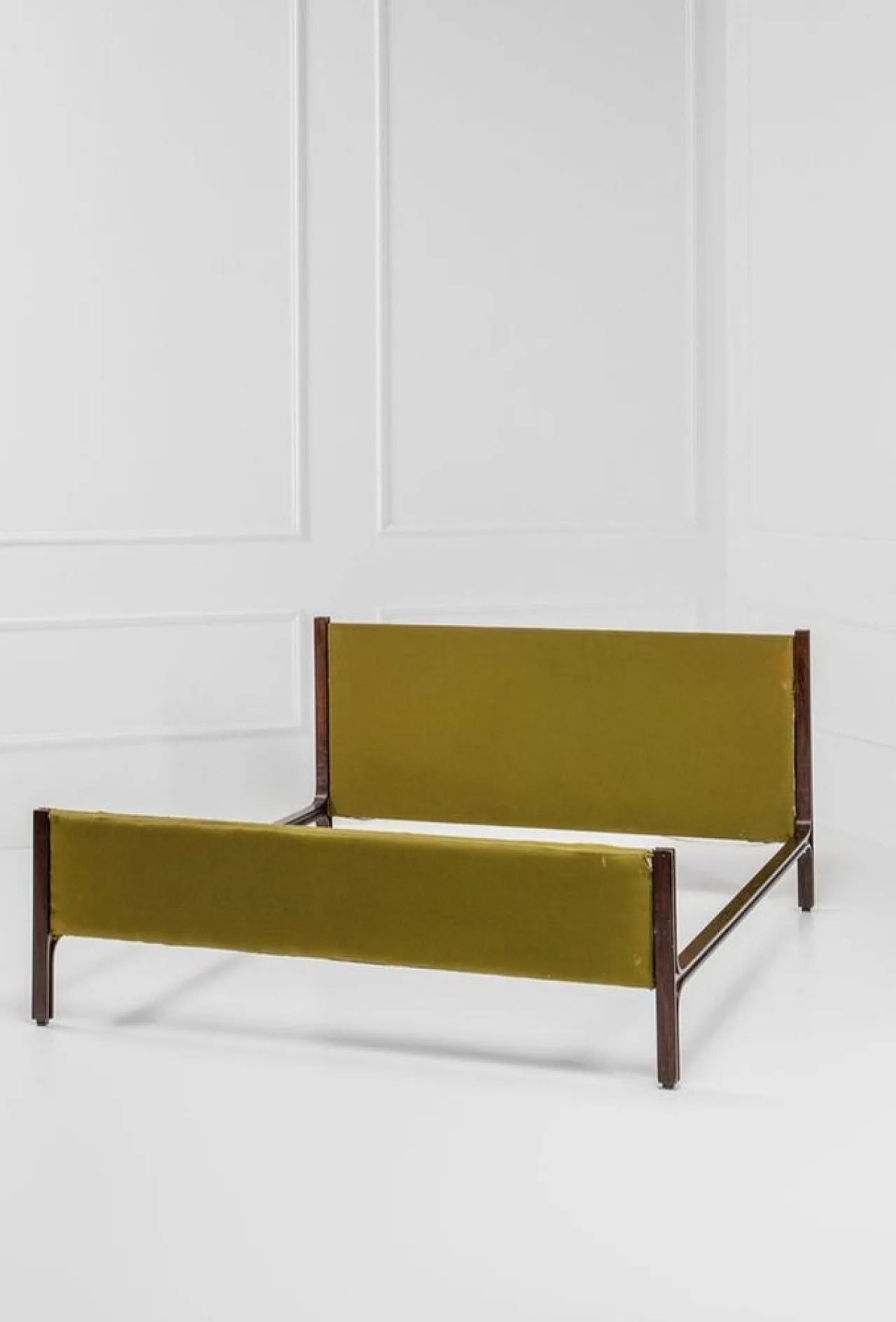 Bed in wood and fabric by Gianfranco Frattini for Bernini, 1960s 1