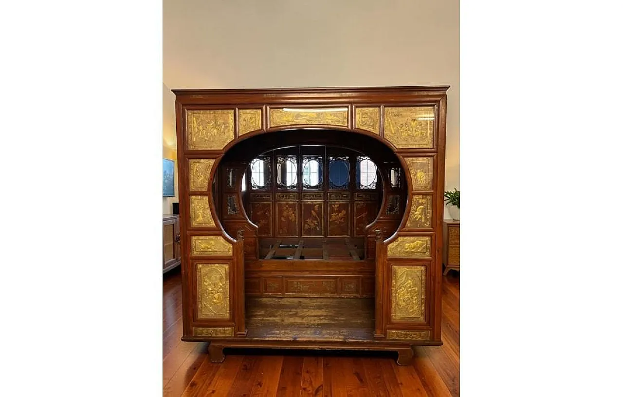 Chinese wooden canopy bed with golden decorations, 20th century 1