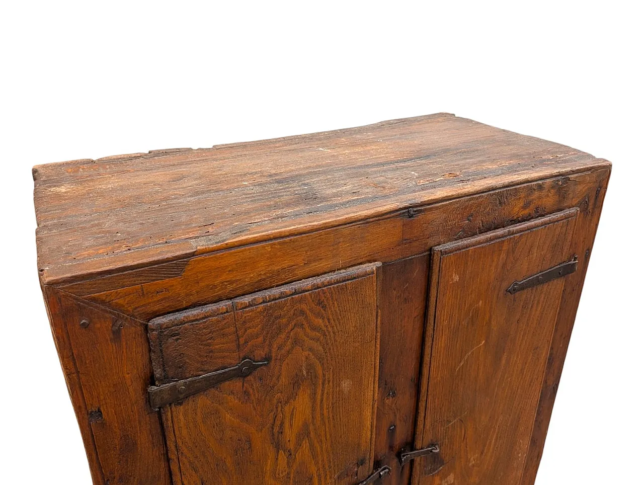 Two-door chestnut wood cabinet, late 17th century 4