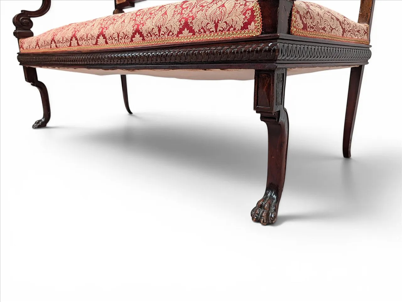Divano in legno con braccioli a testa di leone e tessuto rosso, '800 4