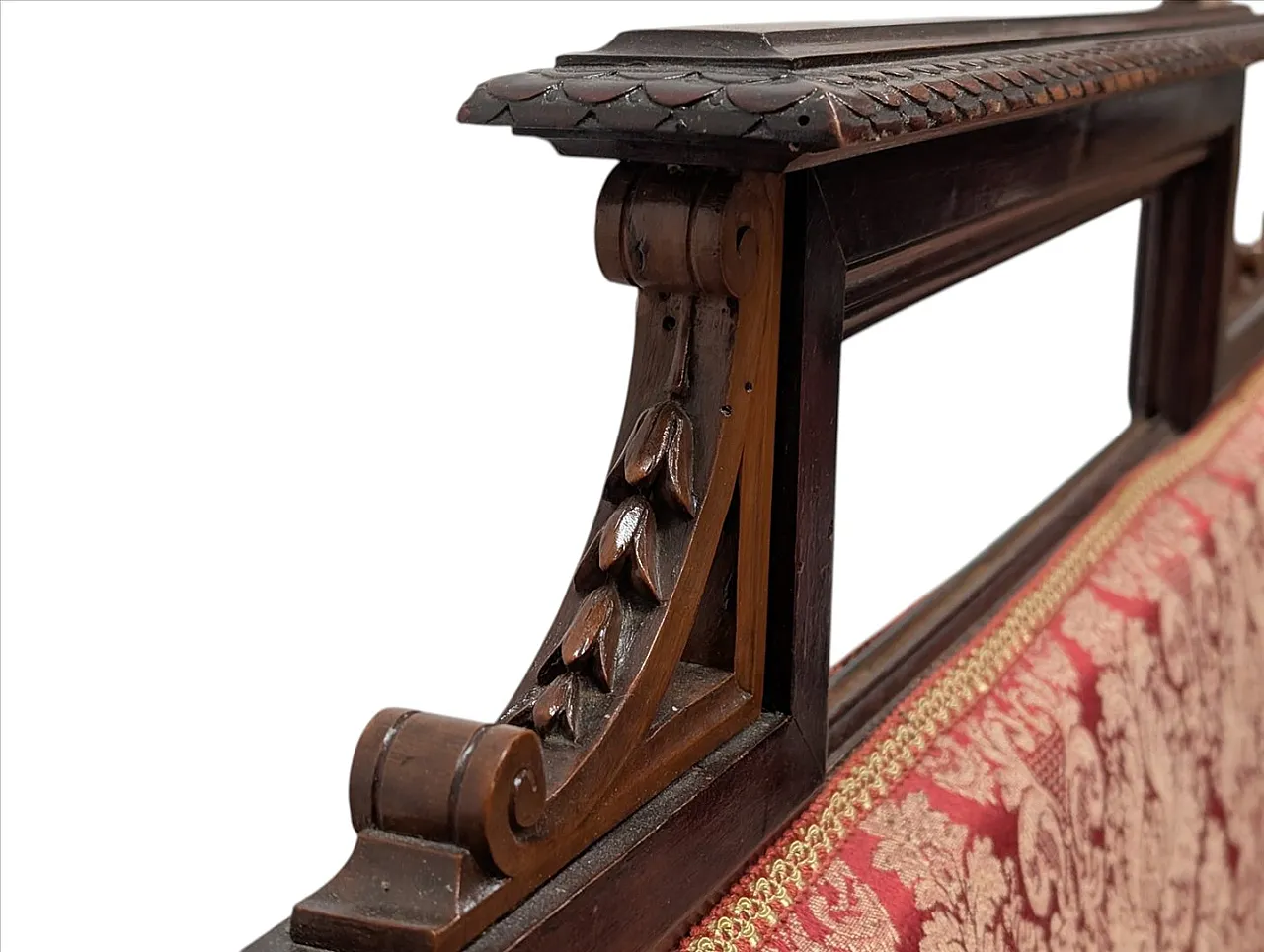 Divano in legno con braccioli a testa di leone e tessuto rosso, '800 5