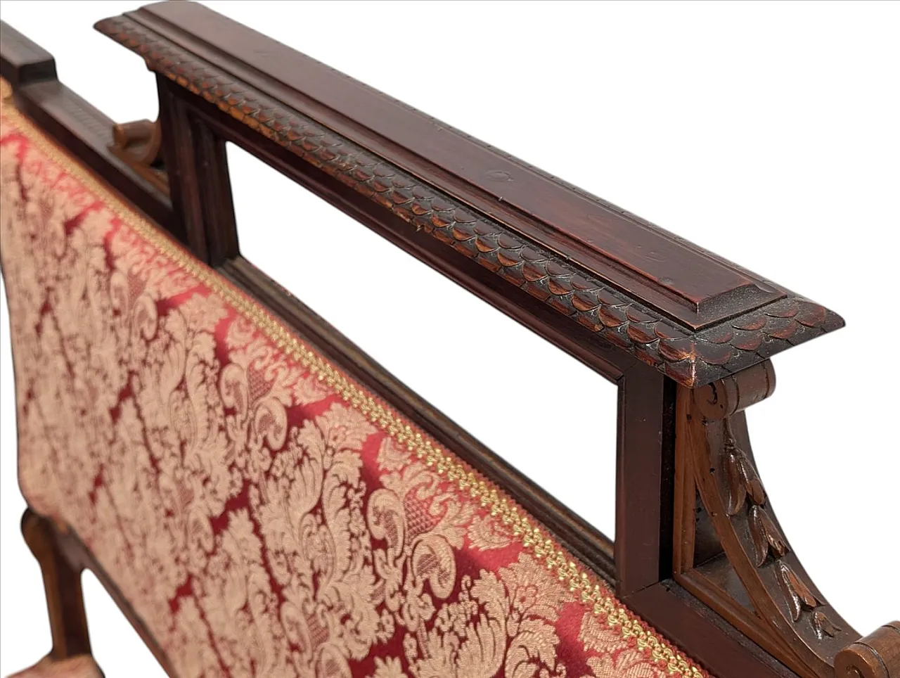 Divano in legno con braccioli a testa di leone e tessuto rosso, '800 6