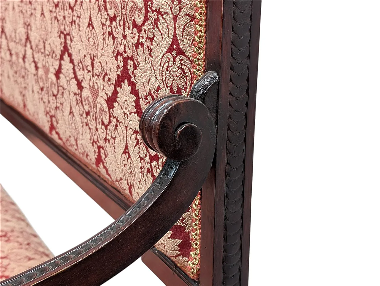 Divano in legno con braccioli a testa di leone e tessuto rosso, '800 8
