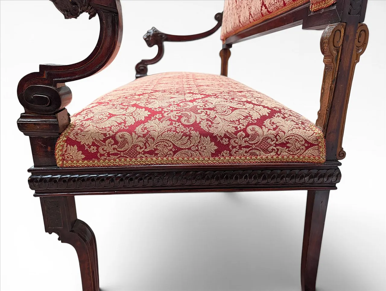 Divano in legno con braccioli a testa di leone e tessuto rosso, '800 9