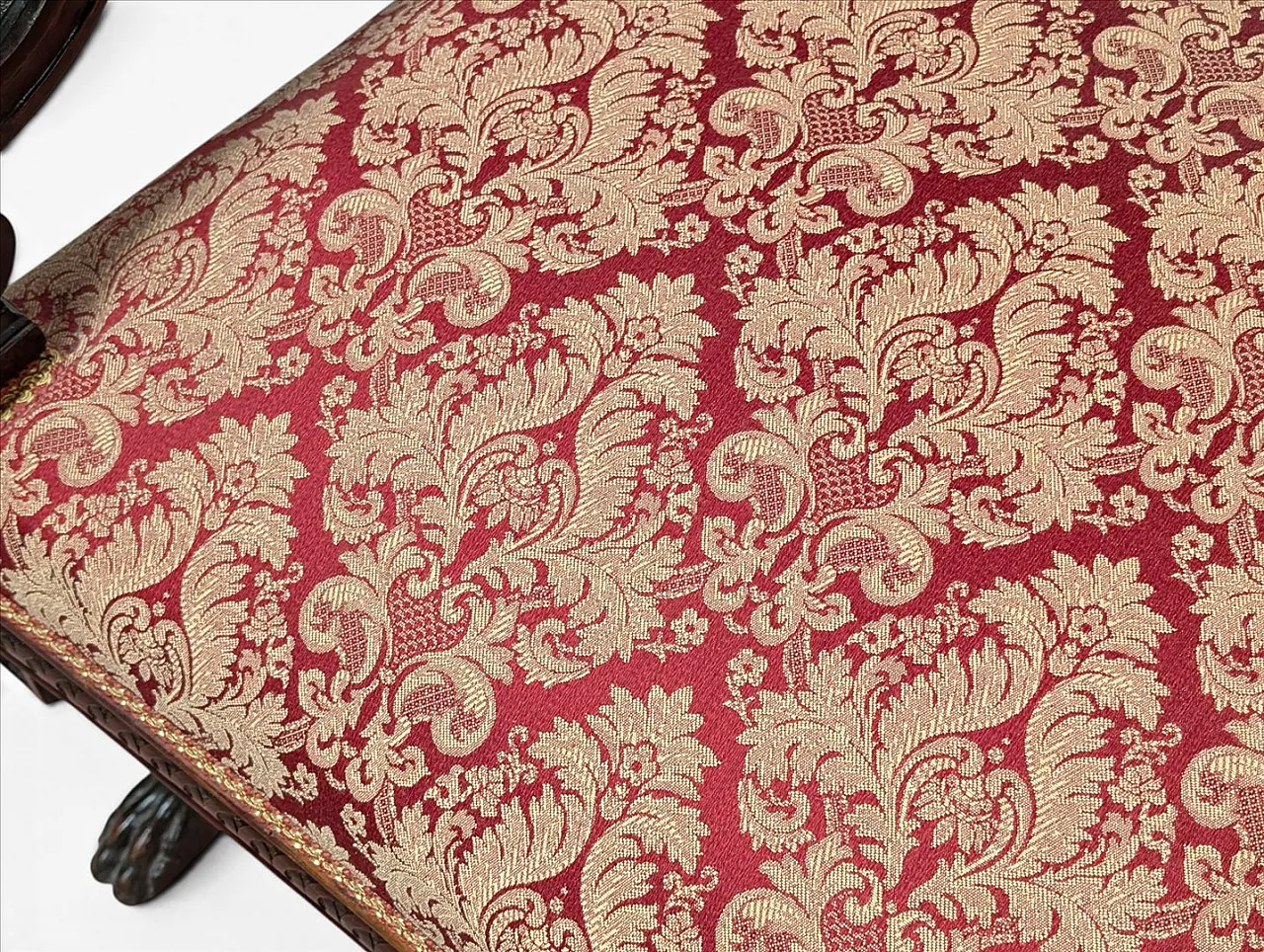 Divano in legno con braccioli a testa di leone e tessuto rosso, '800 10