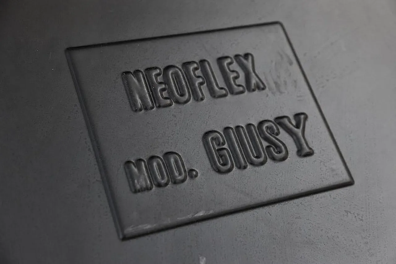 Pair of Giusy lounge chairs in leather from Neoflex, 1970s 10