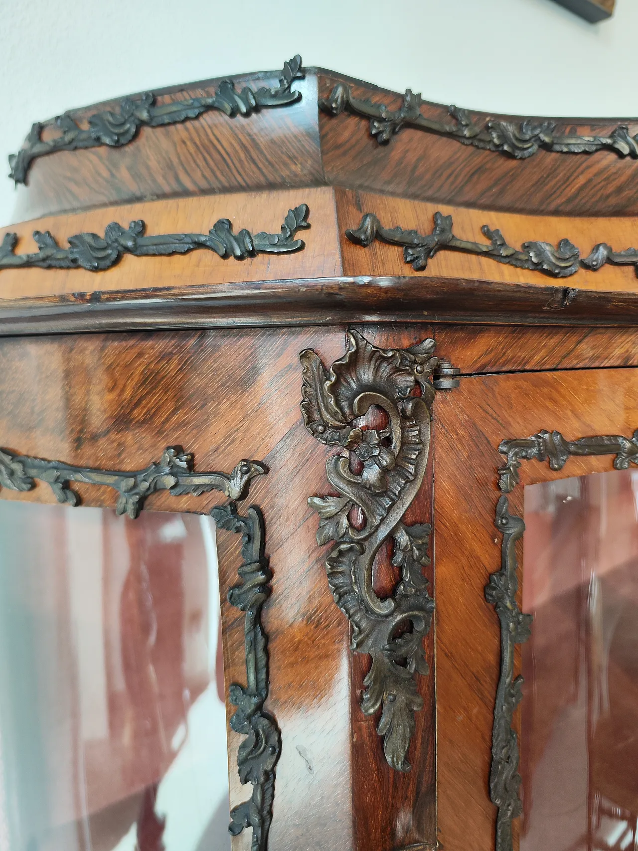 Hand-painted display case 4