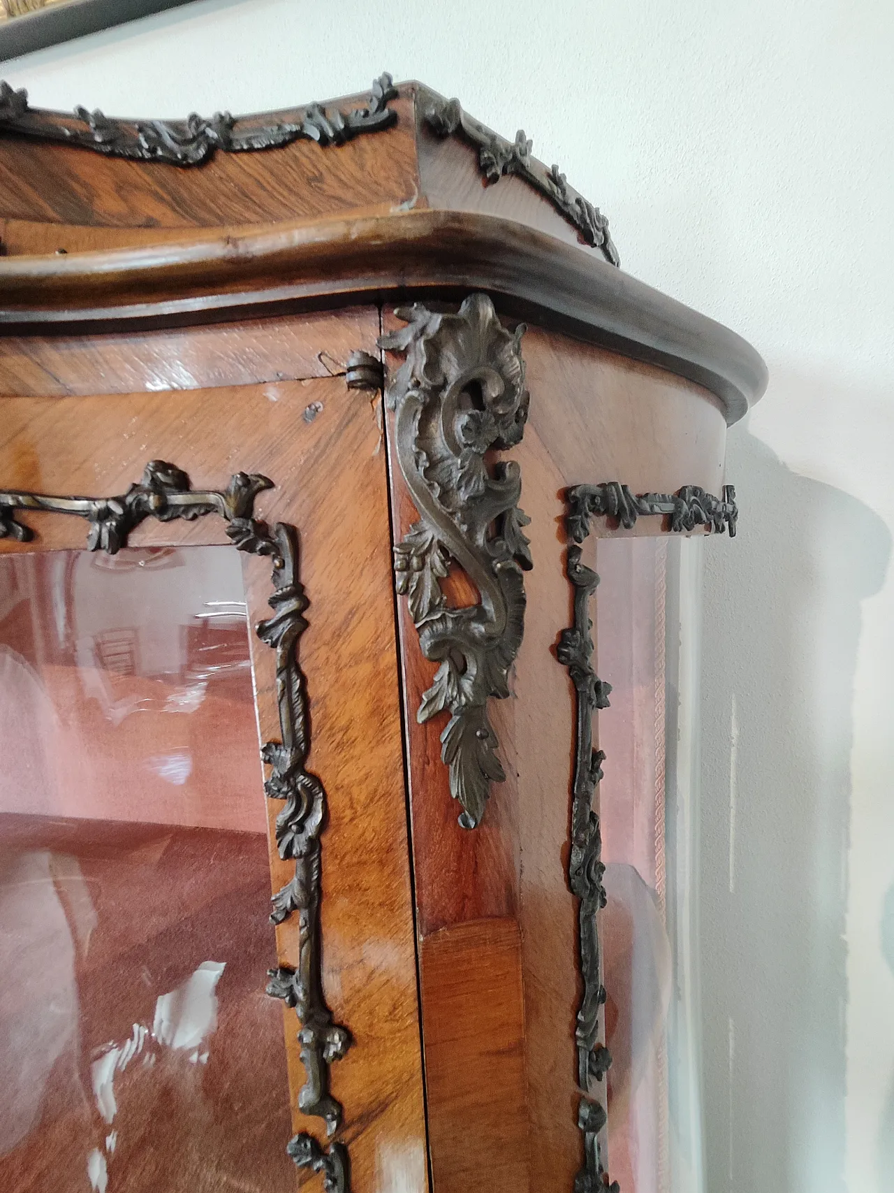 Hand-painted display case 5