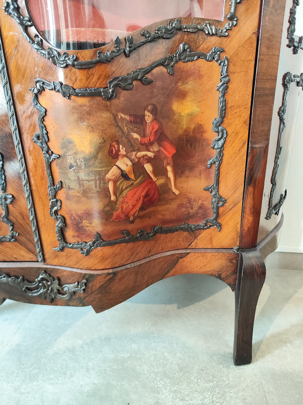 Hand-painted display case 6