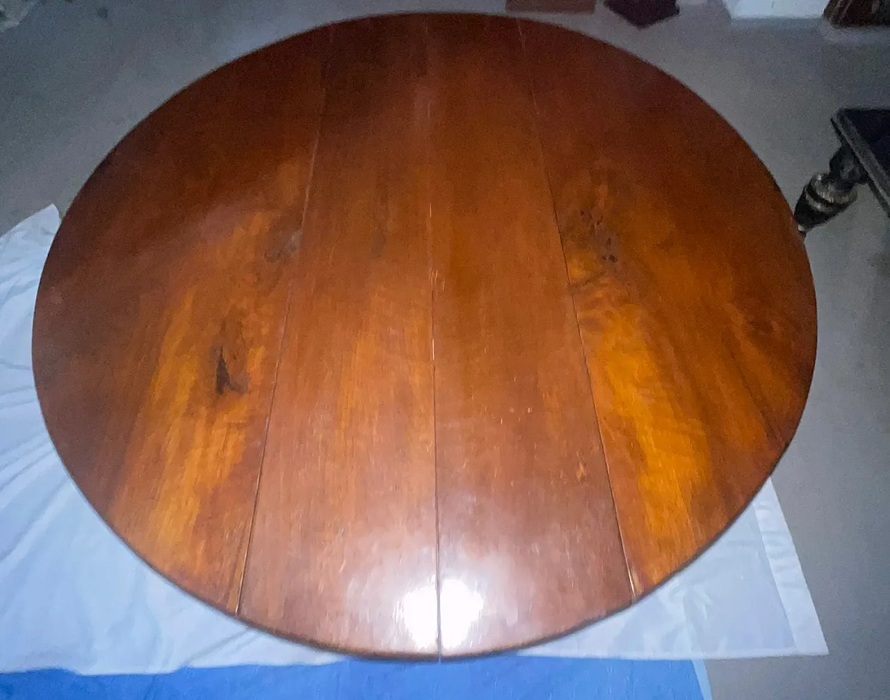 Walnut drop-leaf table with accordion opening, 19th century 7