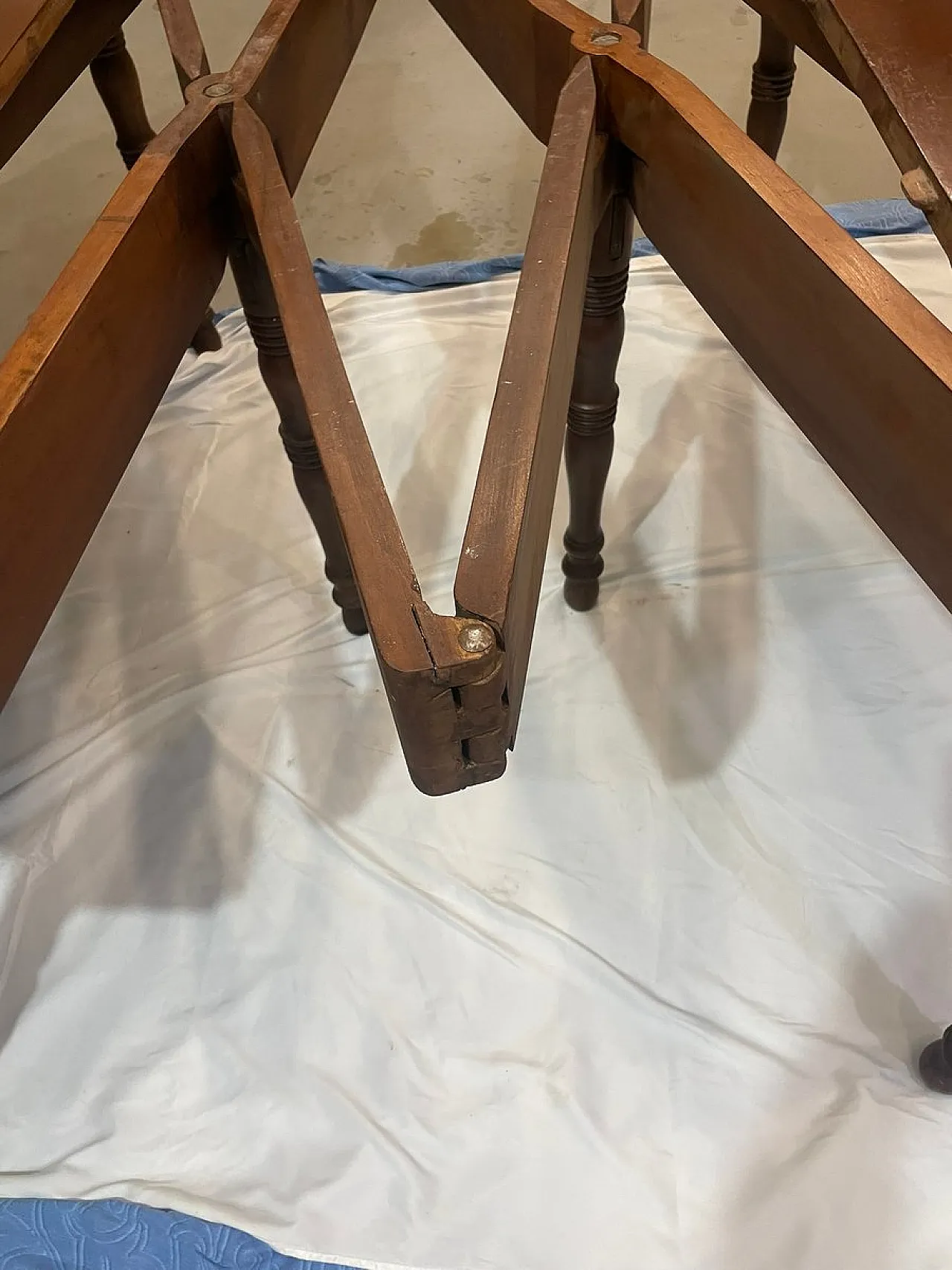 Walnut drop-leaf table with accordion opening, 19th century 11