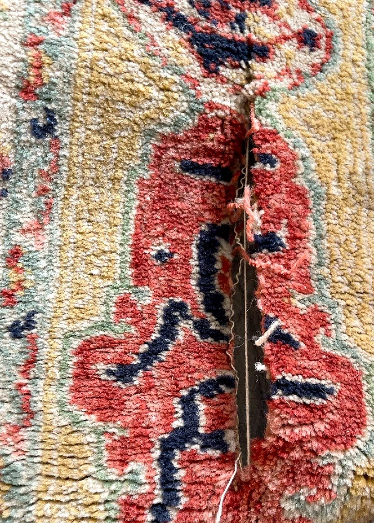 Hand-knotted runner rug with floral medallion design, 1950s 7