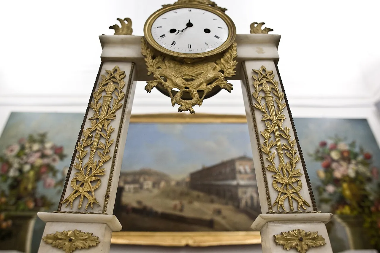 Louis XVI Style marble and gilt bronze mantel clock, 19th century 4